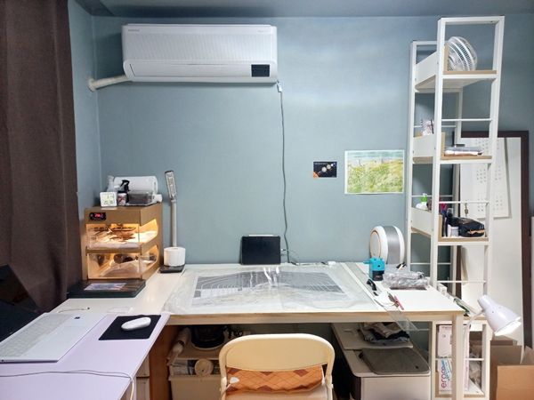 ▲ 새로 산 후로 작업실에 방치되어 있던 책상과 책장은 내 방에 놓이고 나서야 그 쓰임새를 발휘하게 되었다. 왼쪽 위에 이전 설치한 에어컨이 달려 있다 / 사진: 정혜원 제공