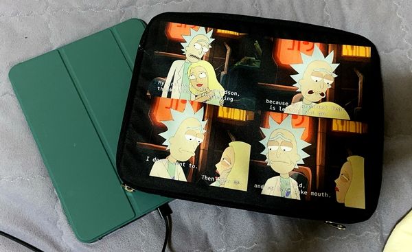 ▲ '릭 앤 모티' 장면을 캡처해서 만든 파우치. 무려 38,000원이나 줬다 / 사진: 권선미 제공