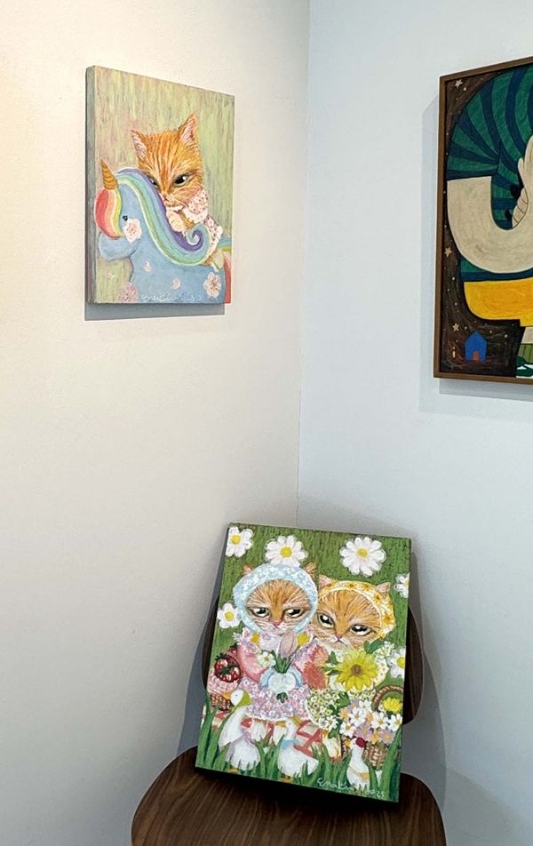 ▲ Ena Kim작가의 작품이 걸려있는 전시장 벽면 / 사진: 정혜련 제공