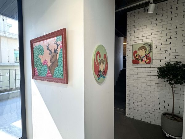 ▲ 주시은 작가의 작품이 걸려있는 전시장 벽면 / 사진: 정혜련 제공