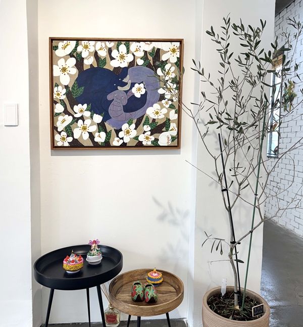 ▲ 윤서희 작가의 작품이 걸려있는 전시장 벽면 / 사진: 정혜련 제공