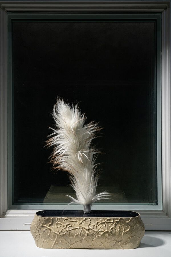 ▲ 김한비, 광합성 자아, 2025, PLA, 폐종이, 목공풀, 한지, 인조모, 아크릴, 볼트, 태양광패널, DC기어드모터, 45×40×12cm / 사진: 옥상팩토리 제공&nbsp;