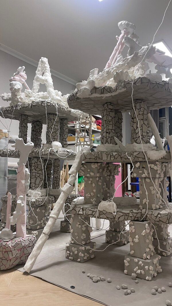 ▲ 신디하, 덧붙인 뼈, 2025, 시멘트, 탄산칼슘 점토, 굴껍질, 산호석, 뼈산호, 3D 프린트, 가변설치_1 / 사진: 옥상팩토리 제공&nbsp;