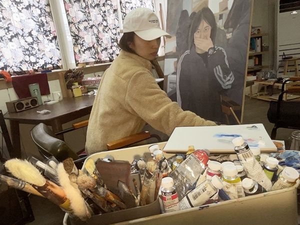 ▲ 문화매거진과 인터뷰를 진행한 권선미 작가. 작가는 오는 4월 14일부터 27일까지 개인전 '서문'을 개최한다 / 사진: 권선미 제공