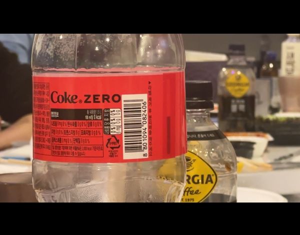 ▲ 최근 모임에서 촬영한 이미지. 음식과 술 등을 준비하고 다 같이 모여 아주 긴 대화를 한다. 작업 이야기도 있지만 시시콜콜한 이야기도 많다 / 사진: 구씨 제공