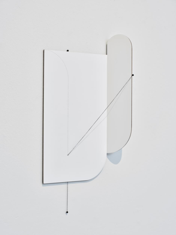 ▲ 오종(Jong Oh, b.1981), Folding Drawing (triple dot) #2, 2025, Wood panel, paint, pencil line, string, bead, chain, 33.5×17×4.6cm / 사진: 뉴스프링프로젝트 제공