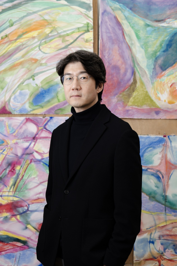 ▲&nbsp;전시 출품작 앞에 선 김태진 작가의 모습 / 사진: 갤러리호호 제공&nbsp;