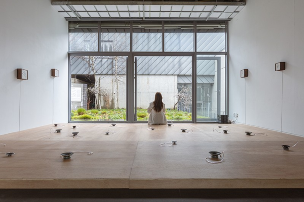 ▲ 김준,&nbsp;회색 그늘, 2025,&nbsp;복합매체(목재,&nbsp;스피커,&nbsp;앰프,&nbsp;탁본 이미지, 3채널&nbsp;사운드),&nbsp;가변 크기 / 사진: 블루메미술관 제공&nbsp;