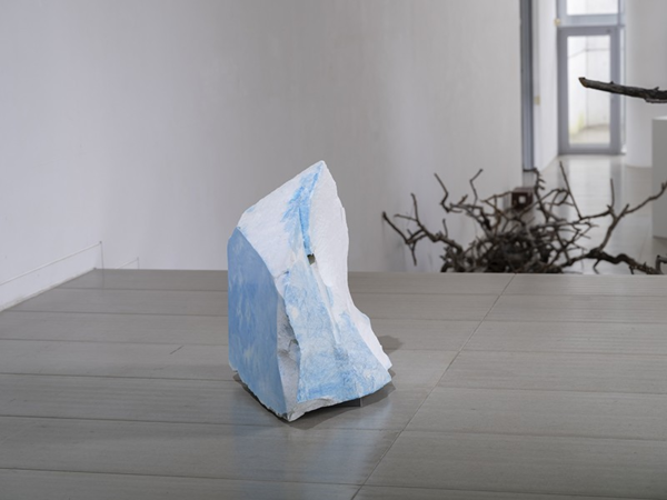 ▲ 권현빈,&nbsp;무제, 2025,&nbsp;대리석에&nbsp;잉크, 74x52x72cm / 사진: 블루메미술관 제공&nbsp;