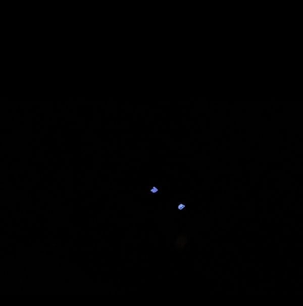 ▲ 어둠 속 촬영된 자동차 불빛. 최근 작업을 하며 작은 빛들을 촬영하곤 한다 / 사진: 구씨 제공