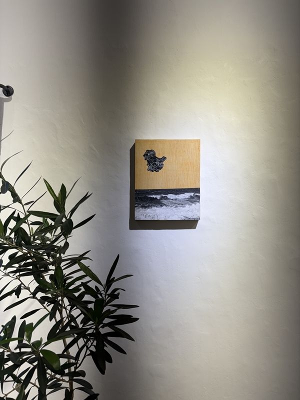 ▲ 준디 개인전 'HOLD X TO PAY RESPECTS : 올바른 심리 패션을 장착 해주세요' 전경 / 사진: 유정 제공