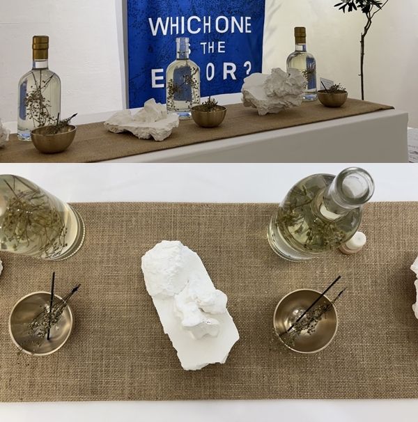 ▲ 소모되는 개인의 감정들을 기리며, 한국의 제사방식으로 표현했다고 한다. 애도와 슬픔을 의미하는 쑥꽃 차와 술잔, 삼베, 인센스스틱, 그리고 감정석이 놓여 있다.