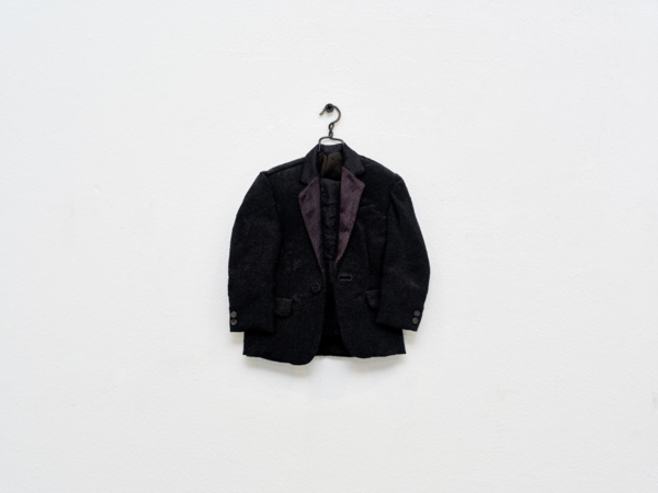 ▲ Charles LeDray,&nbsp;New Hope, 1993, handmade jacket and pants on a metal hanger, 22.9 x 19.7 x 1.9 cm / 사진: 뉴스프링프로젝트 제공&nbsp;
