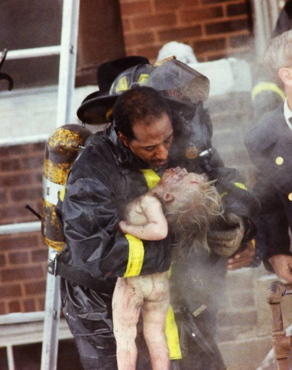 ▲ 1989 Spot News 수상작, 생명을 불어 넣다 (GIVING LIFE) 론 올슈웽거 Ron Olshwanger Dec. 31, 1988, St. Louis, Mo. 저작권 Photograph courtesy Ron Olshwanger. / 사진: 뮤씨엄 대구점 제공&nbsp;