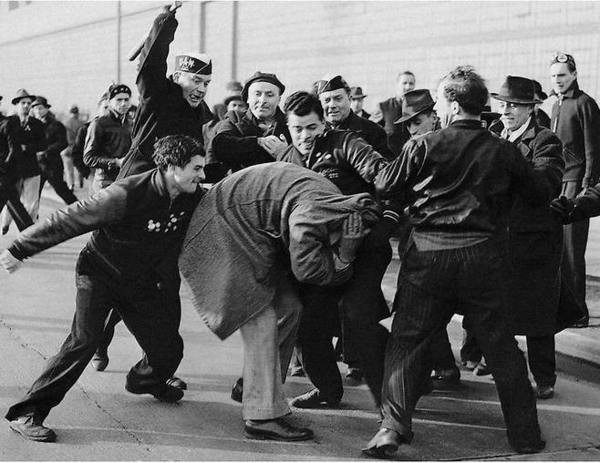 ▲ '곧 일이 터지겠군' 1942년 수상작, 피켓 라인(THE PICKET LINE)밀턴 브룩스 Milton BrooksApril 3, 1941, Detroit, Mich. 저작권 Alamy Stock Photo. / 사진: 뮤씨엄 대구점 제공&nbsp;