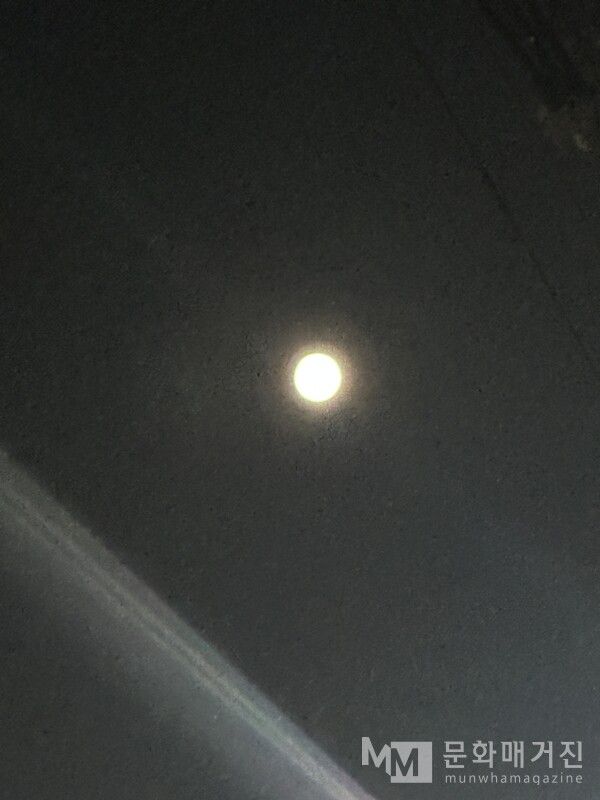 ▲ 작업실을 나서서 촬영한 하늘 / 사진: 구씨 제공