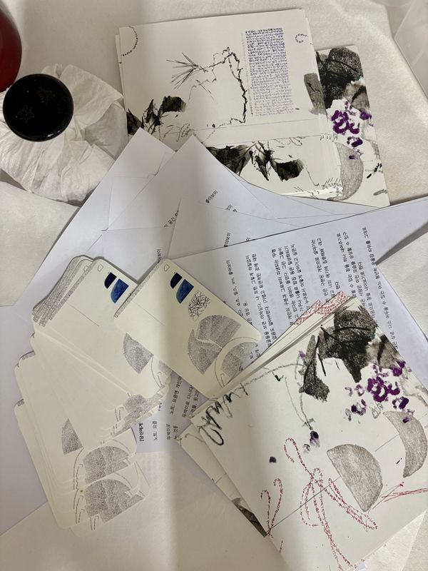 ▲ 전시의 잔해들이다. 남은 명함과 엽서들이 뒤엉킨 것을 정리할 때면 생각이 많아진다. 그 시간이 내 삶에 무엇이었는지, 충분히 애썼고 만족했는지- 따위의 / 사진: 유정 제공