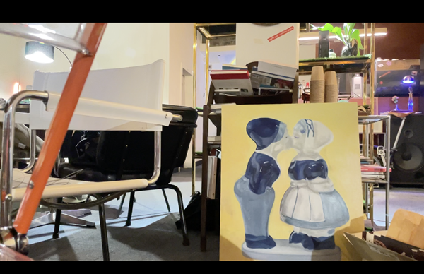 ▲ 실크스크린 사장님께서 빌려주신 레이저 수평자를 이용해 작품 설치 중인 모습 / 사진: 권선미 제공