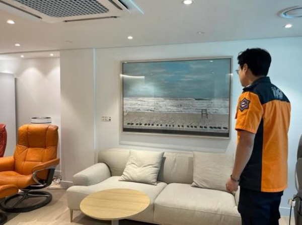 ▲ 경기도북부소방재난본부가 의정부소방서와 소방동료상담소 청사 내 50여 점의 미술작품을 전시하고 있다 / 사진: 경기도북부소방재난본부 제공&nbsp;