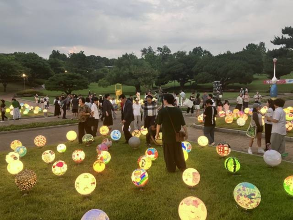 ▲ 달성공원에서 열리고 있는 야외 전시 전경 / 사진: 대구현대미술가협회 제공