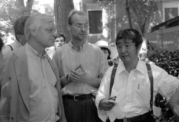 ▲ 마크 패츠폴, 베니스비엔날레 작품 설치 협의 중인 백남준, 1993 / 사진: 국립현대미술관 제공