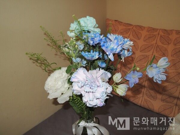 ▲ 전시에서 받은 꽃의 일부(원래는 더 풍성했다) 단골 식당에 갔다가 식당 사모님이 꽃이 너무 특이하고 예쁘다며 눈을 못 떼시기에 행복을 조금 나눠 드렸다 / 사진: 권선미 제공