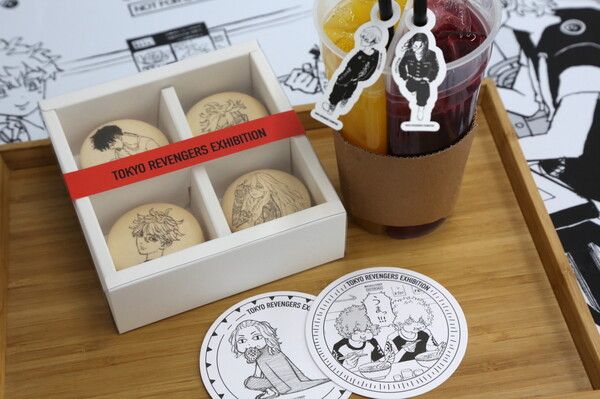 ▲ 컬래버레이션 카페에서 제공되는 캐릭터 코스터와 일러스트 토퍼 / 사진: (주)웨이즈비 제공&nbsp;