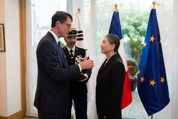 ▲ 김수자 작가가 9일 주한 프랑스 대사관저에서 필립 페르투 주한 프랑스 대사에게 문화예술공로훈장 '오피시에'를 받고 있다 / 사진: 스튜디오 김수자 제공