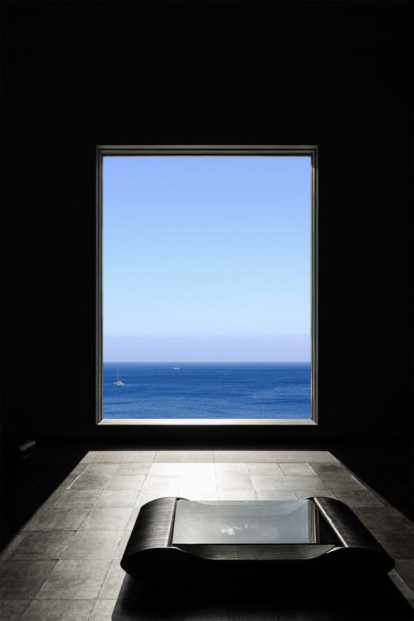 ▲ 임창민, Into a Time Frame_Summer ocean view, Pigment print, Led monitor, 108X72cm, 2024 / 사진: 더 트리니티 갤러리 제공&nbsp;
