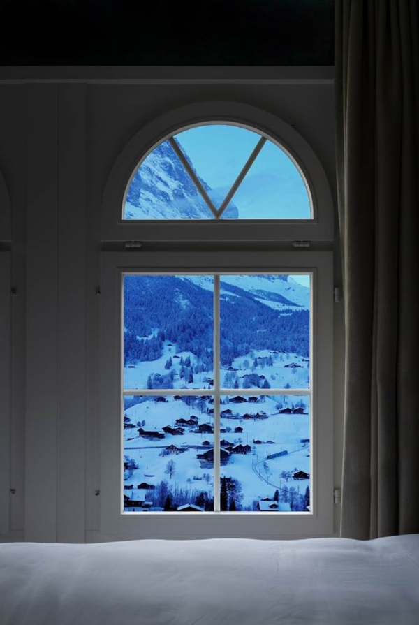 ▲&nbsp;Into a Time Frame_Early morning mountain view, Pigment print, Led monitor, 108X72cm, 2025 (내부&nbsp;:&nbsp;스위스 호텔&nbsp;/&nbsp;외부&nbsp;:&nbsp;스위스 아이거 북벽) / 사진:&nbsp;&nbsp;더 트리니티 갤러리 제공