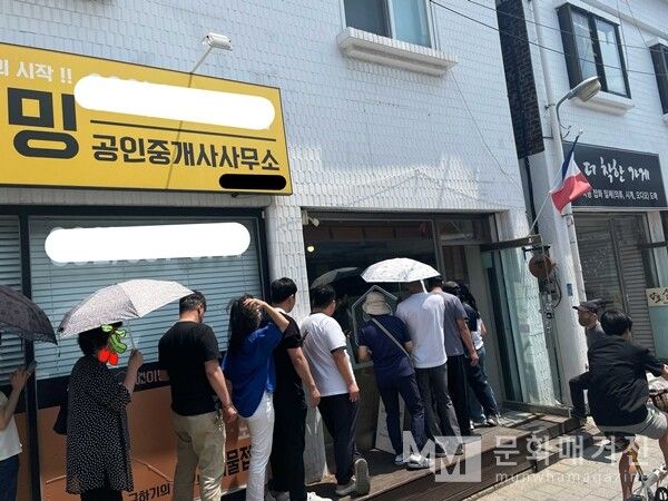 가게 앞 줄을 선 사람들의 모습 / 사진: 권선미 제공