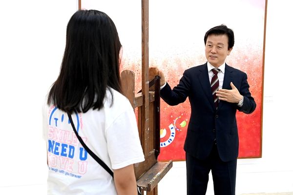 ▲ 조규일 시장이 관람객에게 이젤에 대해 설명하고 있다 / 사진: 진주시청 제공