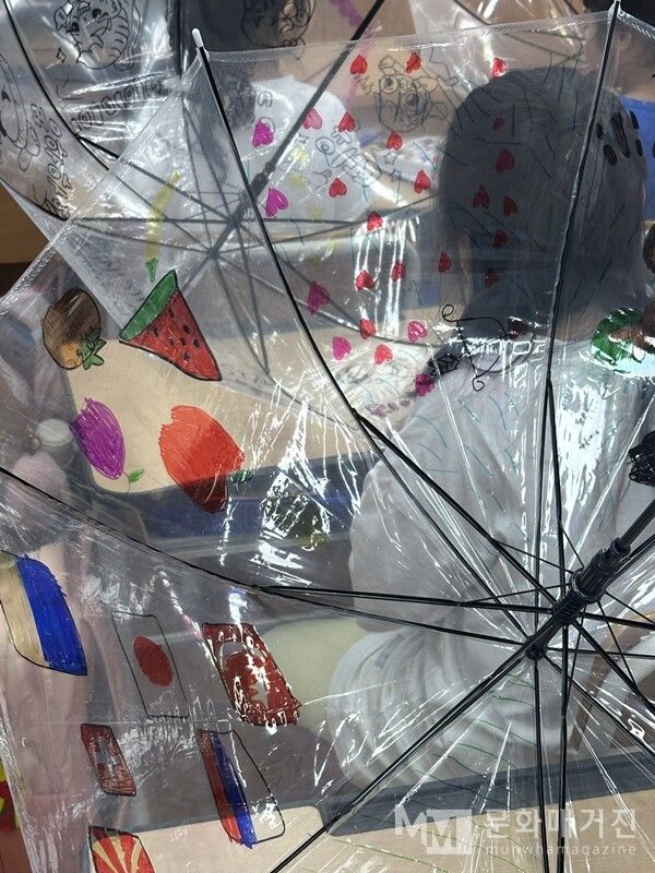 ▲ 비닐 우산을 유성 매직으로 꾸미는 수업 / 사진: 구씨 제공