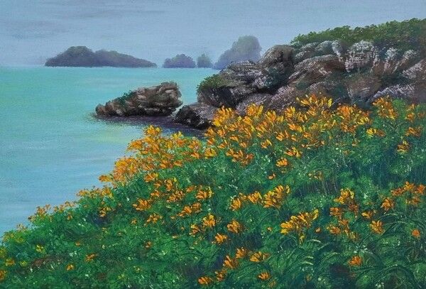 ▲ 홍도 원추리, 65×54cm, 아르위 위에 오일파스텔, 2024 / 사진: KR갤러리 제공&nbsp;