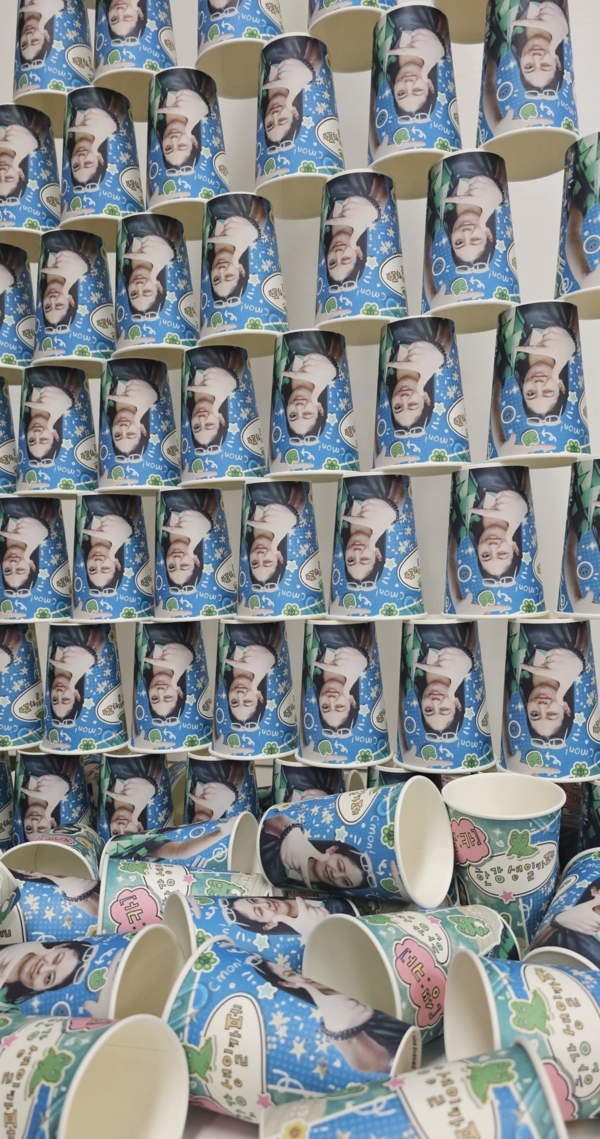 ▲ 한강, '13oz 한강',&nbsp;13oz 종이컵에 디지털 인쇄,&nbsp;가변설치, 2025 / 사진: 한준 기획자 제공&nbsp;