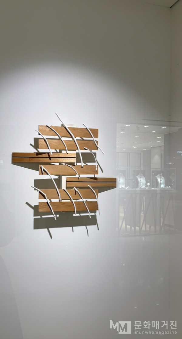 ▲ 키시오 스가, Palisaded State of Dispersed Branches, 60.5x65x18cm, Wood, tree branch, glue, water base paint, 2003, 조현갤러리 서울점 / 사진: 유정 제공