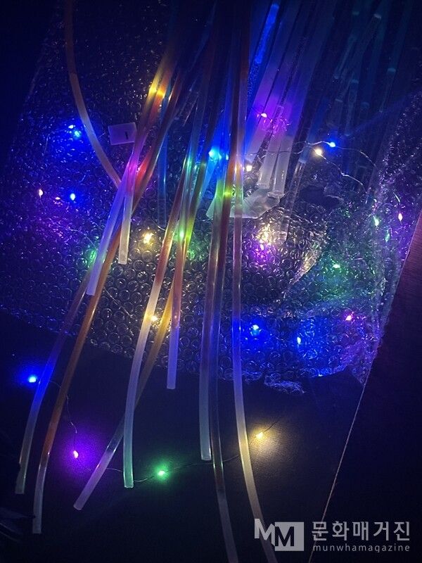 ▲ 작업을 둘러싼 작은 불빛들. 작은 전구를 테스트 삼아 계속 구매해보고 있다 / 사진: 구씨 제공