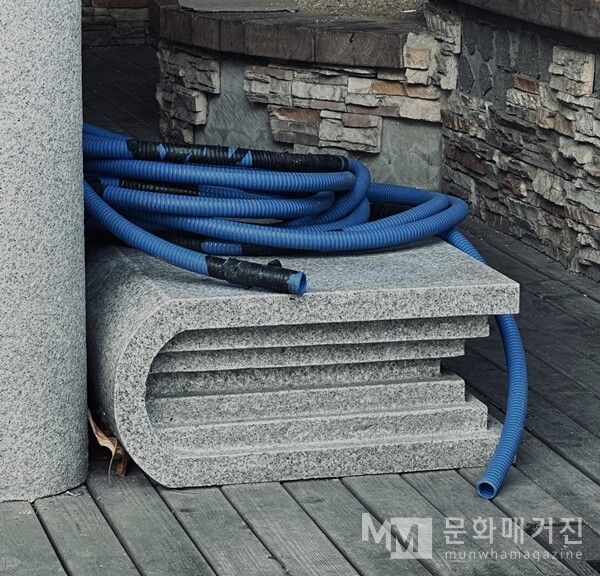 ▲ 최근 외부 조형물 관찰 일지를 쓰기 시작했다. 부식과 고장을 넘어 도시의 새로운 받침대의 용도로 발견 되곤 한다 / 사진: 구씨 제공