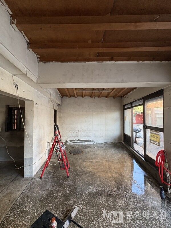 ▲ 재개발을 앞둔 동네의 슈퍼였던 자리다. 앞전에 여기저기 알아보면서도 이 곳을 계약할 줄은 꿈에도 몰랐다. 그러나 가장 허름했고 가장 갖춰진 것이 없었으나 가장 ‘느낌이 좋았다.’ 나는 나의 직감에 두손을 들었다. 청소와 페인트칠 등 공간을 꾸미는 것을 모두 스스로 하기로 결정했다. 이 사진은 페인트칠 전 물청소를 한 모습이다 / 사진: 유정 제공