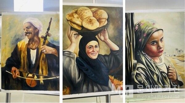 ▲ 마날 아부 알-하산의 작품들(1). 악기를 연주하는 남자, 빵을 이고 환하게 웃는 여인, 사탕수수에 기대어 서 있는 소녀의 모습이 담긴 그림으로, 이집트 농촌의 삶과 사람들의 생생한 표정을 전하고 있다 / 사진: 한민광 제공