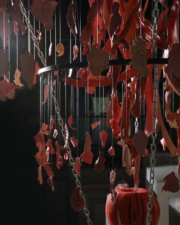 ▲ Unweaving no.2, Ceramics, 철, 실, 쇠사슬, 150cm x250cm, 2025 / 사진: KCDF 제공&nbsp;