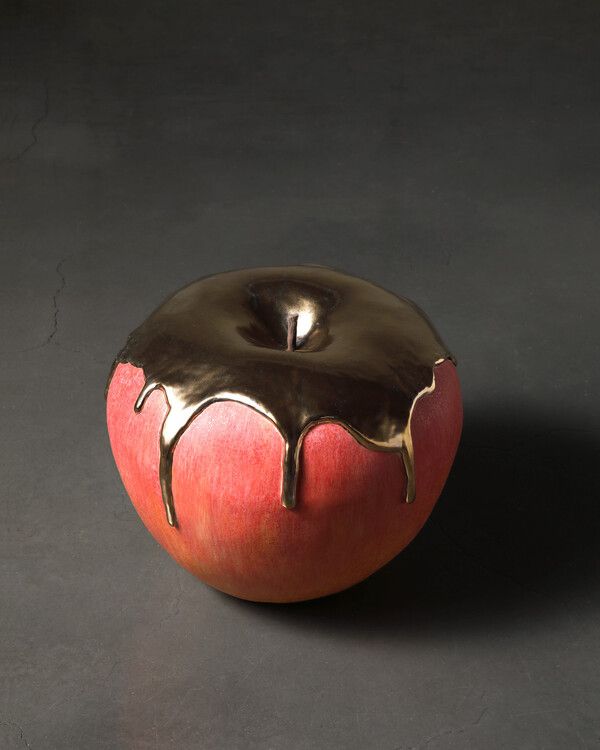 ▲ 흘러내리는 황금사과, Ceramic, gold10K, 32cmx32cmx30cm, 2025 / 사진: KCDF 제공&nbsp;
