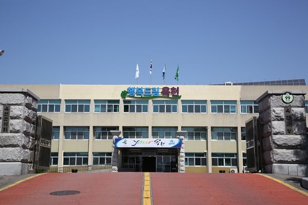 ▲ 옥천군이 관내 예술가들의 미술작품을 직접 구입한다 / 사진: 옥천군 제공