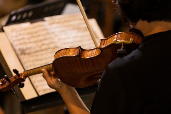 ▲ 앙상블 아인스 연주 장면_바이올린 / 사진: 블루메미술관 제공&nbsp;
