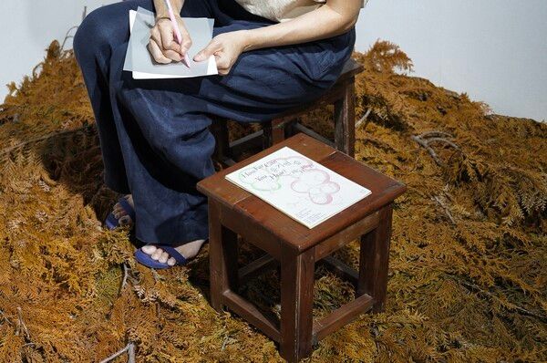 ▲ 미술관 공간을 이동하며 소리 풍경을 만들어보는 관객 참여 활동 모습 / 사진: 블루메미술관 제공&nbsp;