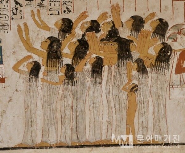 ▲ 룩소르 귀족의 무덤 Ramose – TT55. 귀족 무덤의 이 벽화에는 장례 의식에서 여인들이 두 팔을 들고 통곡하는 모습이 그려져 있다. 죽은 이를 애도하며 슬픔을 표현하는 고대 이집트 장례 문화의 한 장면이다 / 사진: 한민광 제공