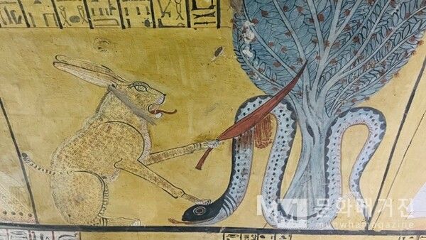 ▲ 룩소르 노동자의 마을 이네르카의 무덤. 이 벽화에는 고양이가 뱀(아포피스)을 제압하는 이례적인 장면이 그려져 있다. 생명과 죽음, 혼돈과 질서를 상징하는 고대 이집트 신화를 암시하는 듯하다 / 사진: 한민광 제공