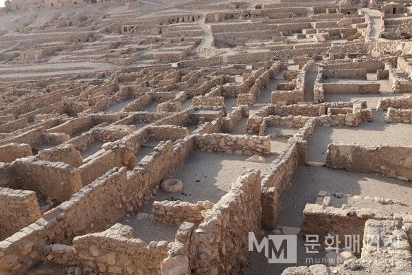 ▲ 룩소르 노동자의 마을. 이곳은 룩소르 서안의 데이르 엘 메디나 마을로, 파라오의 무덤을 건설한 장인들의 거주지였다. 작은 집터들이 빼곡히 이어져 당시 공동체적 삶의 모습을 보여준다 / 사진: 한민광 제공