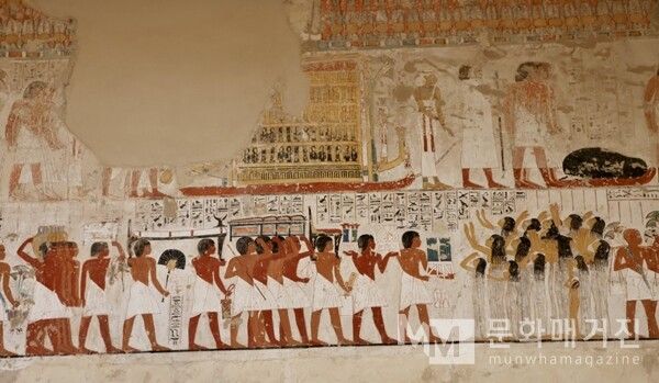 ▲ 룩소르 귀족의 무덤 Ramose – TT55. 귀족의 장례 행렬이 장엄하게 묘사되어 있다. 앞에서는 여인들이 두 팔을 들고 통곡하며 슬픔을 표현하고, 뒤이어 하인들이 제물과 가구, 귀중품을 운반하고 있다. 행렬의 중심에는 신에게 바칠 제물과 함께 고인의 영혼이 사후 세계로 인도되는 장면이 담겨 있다 / 사진: 한민광 제공