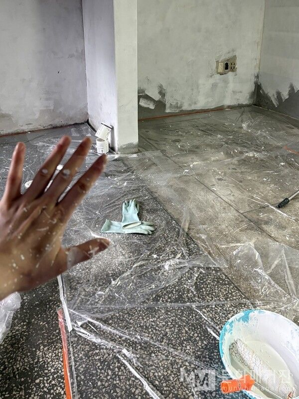 ▲ 요령이 없어 온 몸에 하얀 점들을 칠하고 다녔다. 노동과 귀갓길을 반복하며 생각했다.&nbsp;'나를 위해 일을 한다는건 상쾌하구나. 살아있는 것 같다.'&nbsp;살아있다는 기분이 실로 오랜만이었다 / 사진: 유정 제공